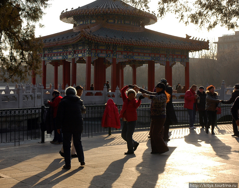 Люди танцуют в парке Пекин, Китай