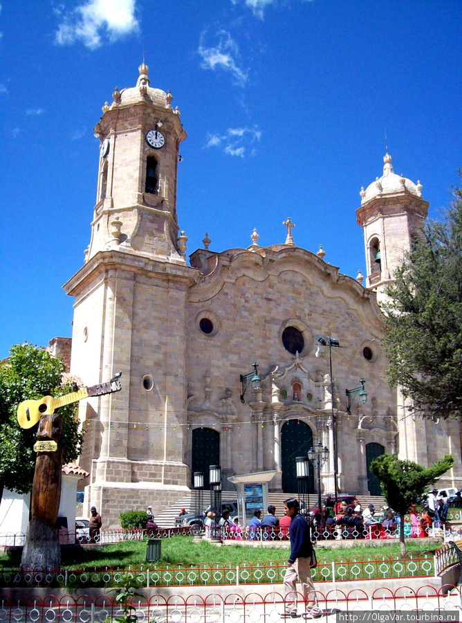 Кафедральный собор и памятник чаранго на Plaza 10 de Noviembre Потоси, Боливия