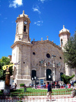 Кафедральный собор и памятник чаранго на Plaza 10 de Noviembre