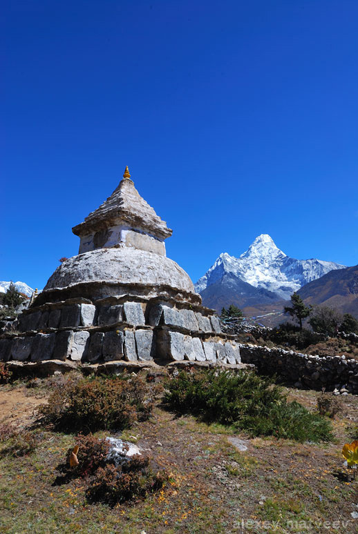 Cтупы на тропе Эверест-трека Тенгбоче, Непал