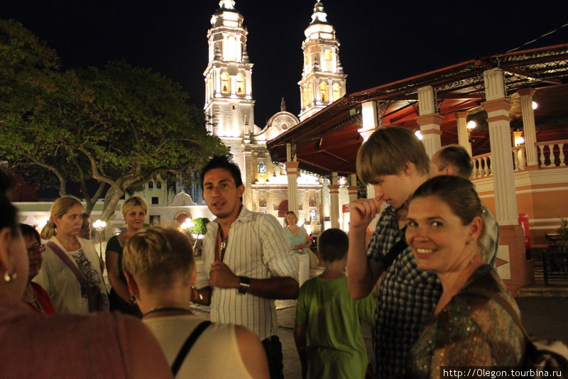 Народ гуляет по вечернему городу Кампече, Мексика