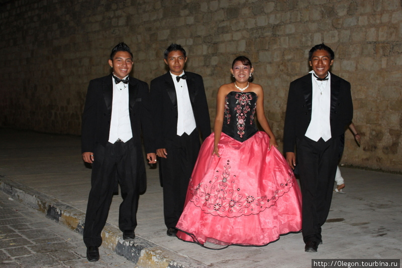 Свадьба, вечерние гуляния Кампече, Мексика