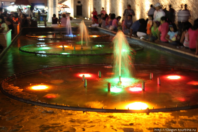Цветные танцующие фонтаны Кампече, Мексика