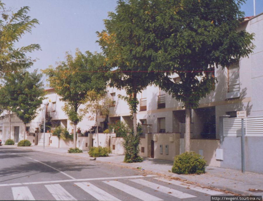 Л'Арбос — одна из улочек современного жилого квартала