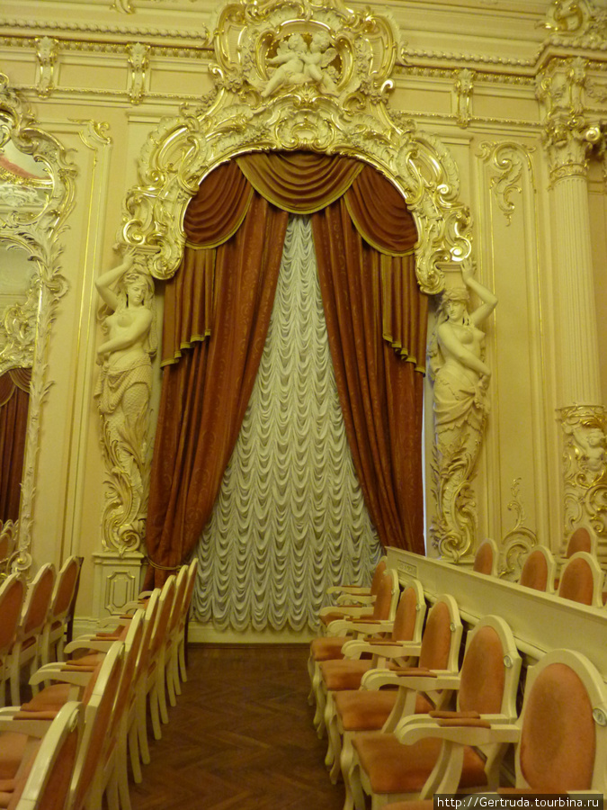Богатые лепные украшения, скульптуры зрительного зала. Санкт-Петербург, Россия