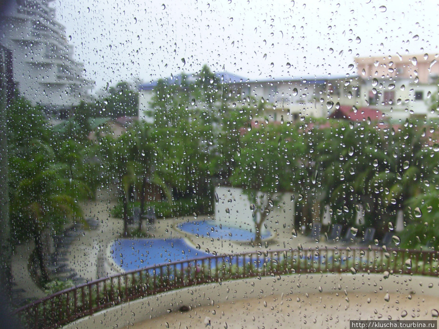 3 дня дождя подпортили конец отдыха. Пришлось наслаждаться купанием в бассейне оте6ля под дождем. Остров Пхукет, Таиланд