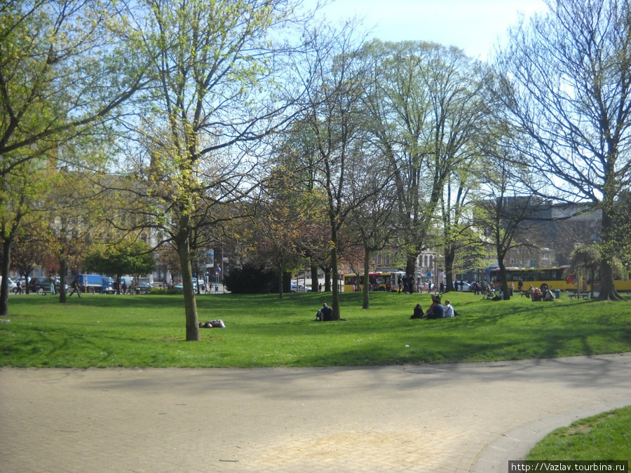 В парке Шарлеруа, Бельгия
