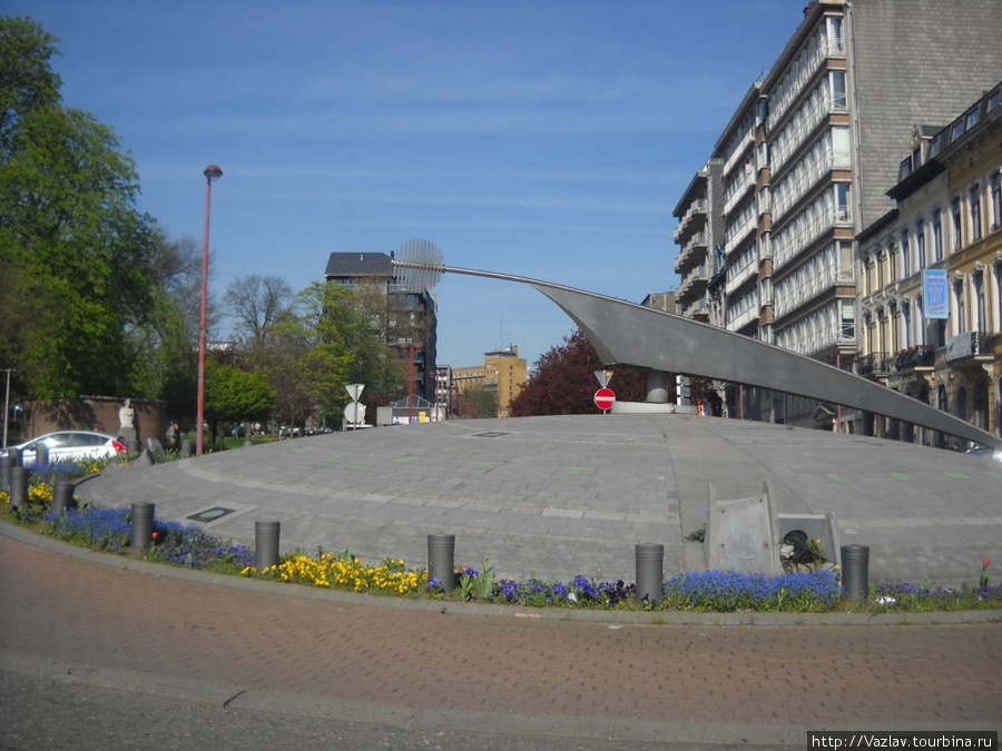 Диковатый монумент непонятно чему Шарлеруа, Бельгия