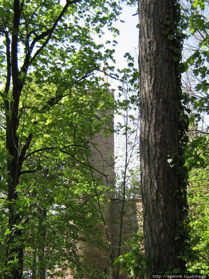 Крепостные стены и башня окружены парком Ландсберг-ам-Лех, Германия