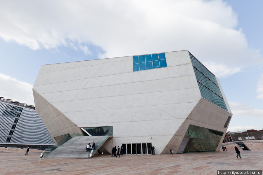 Дом Музыки находится на круглой площади Боависто — границе старого и нового города. Порту, Португалия