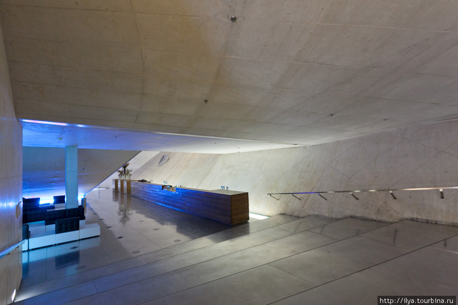 Поэтому зал Кулхааса, собственно интерьер, где проходят концерты, является своеобразной впадиной, или норой, или выгрызенной частью в «куске сахара». Порту, Португалия