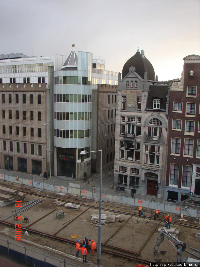 Характерная особенность города  — строительство новых зданий, реконструкция существующих. И все это достаточно цивильно без существенных неудобств для пешеходов и транспорта. Вид из окна гостинницы. Амстердам, Нидерланды