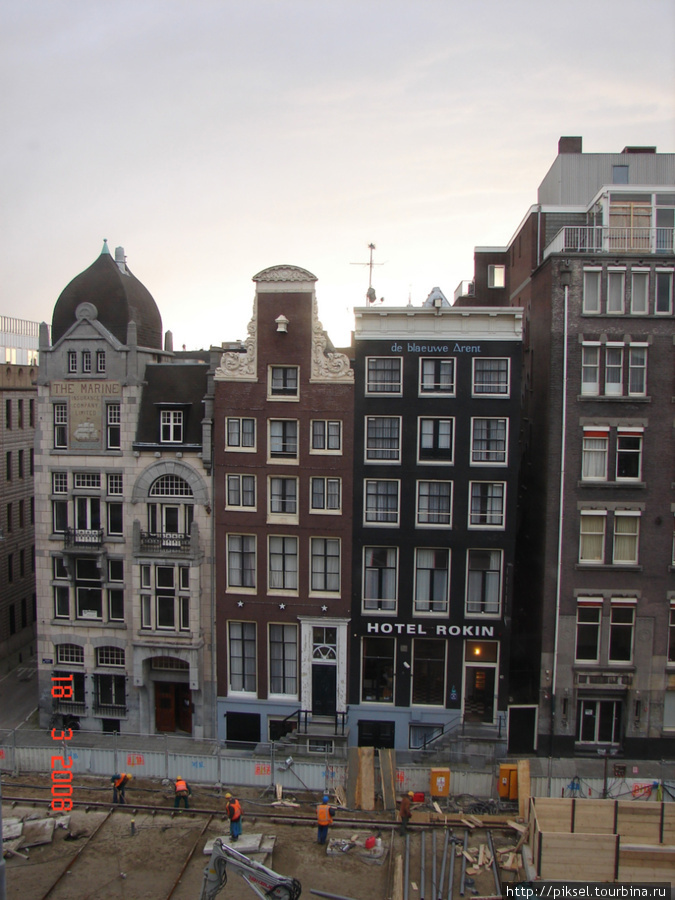 Характерная особенность города  — строительство новых зданий, реконструкция существующих. И все это достаточно цивильно без существенных неудобств для пешеходов и транспорта. Вид из окна гостинницы. Амстердам, Нидерланды