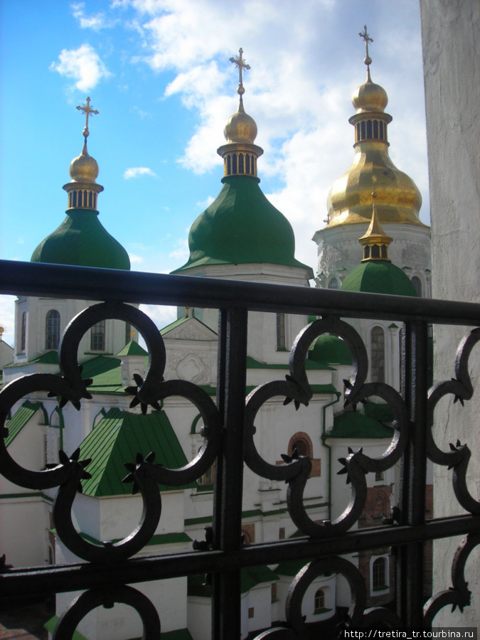 Ниже несколько фотографий с первой площадки колокольни. Мой вестибулярный аппарат, к сожалению, не рассчитан на верхнюю, высокую площадку. Киев, Украина