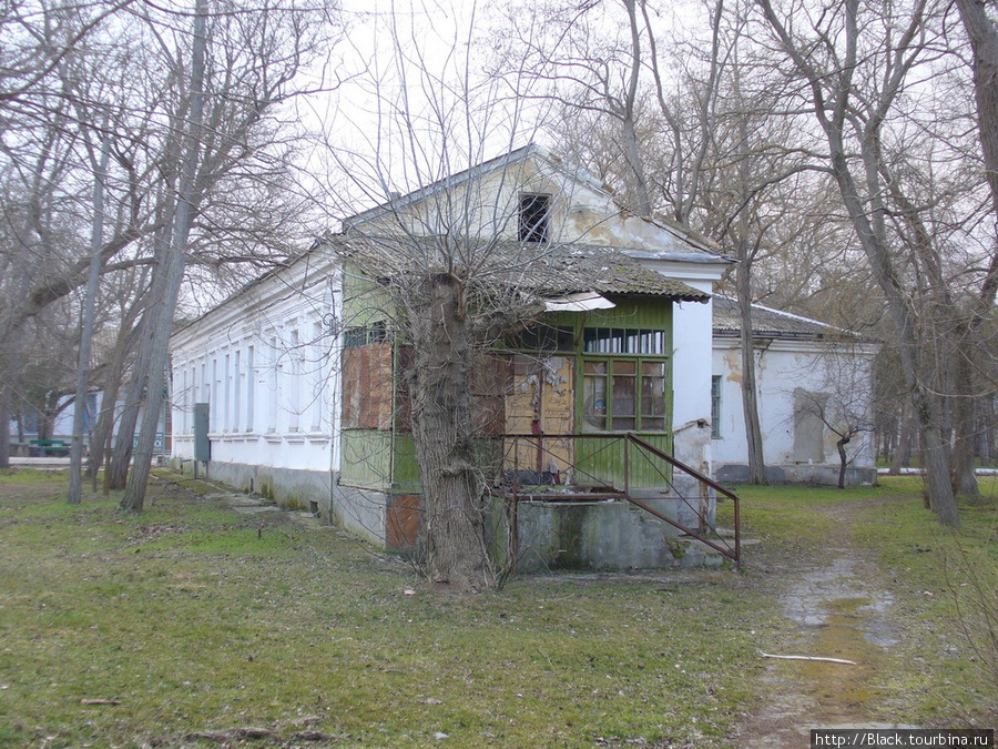 Еще одна бывшая гостиница (т.н. «малая гостиница») сегодня здание закрыто. Деревянная пристройка явно была сделана после революции:) Саки, Россия