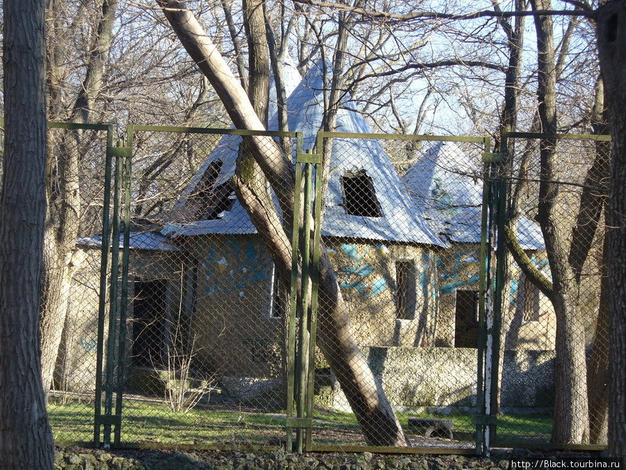 Какое-то невнятное здание за забором – судя по стилю, постройка последних лет Саки, Россия