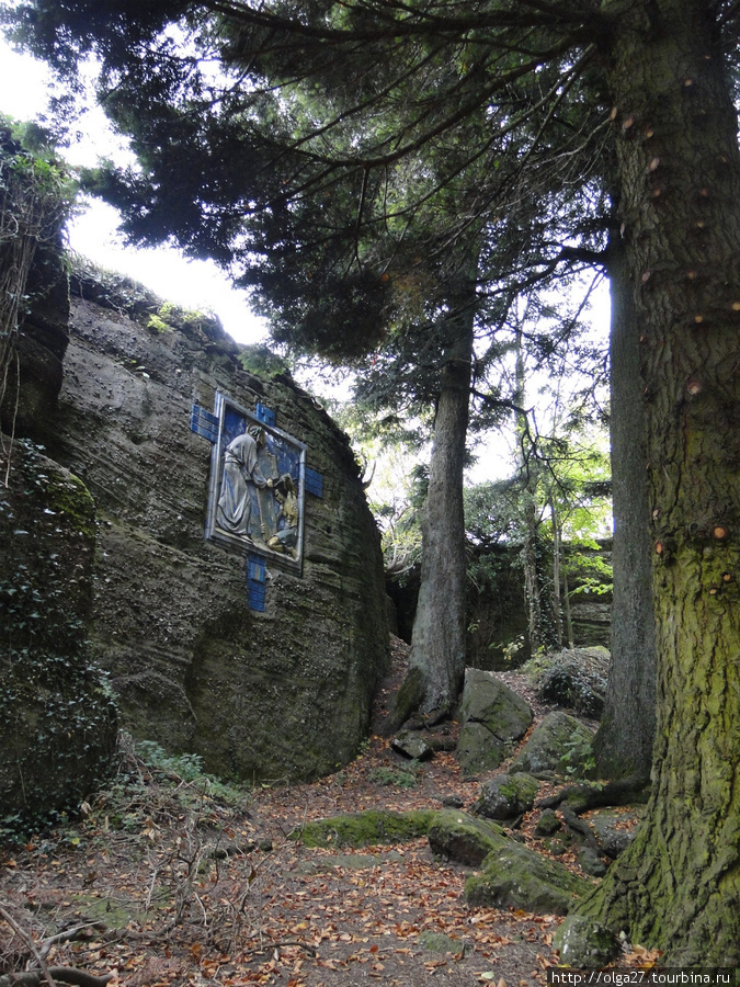 В монастыре сохранились языческая стена и пещеры друидов Эльзас, Франция
