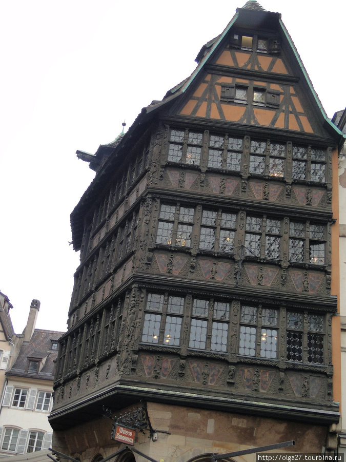 Когда мы приехали в Страсбург,погода совсем испортилась,поэтому в этот раз фотографий почти нет.
Maison Kammerzell — яркий представитель стиля фахверк. Эльзас, Франция
