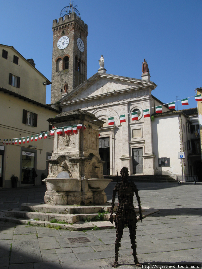 Церквушка и интересная статуя в городке Поггибонси Сан-Джиминьяно, Италия