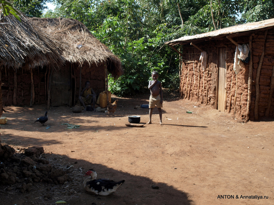 Деревня багишу. Справа жилой дом Мбале, Уганда