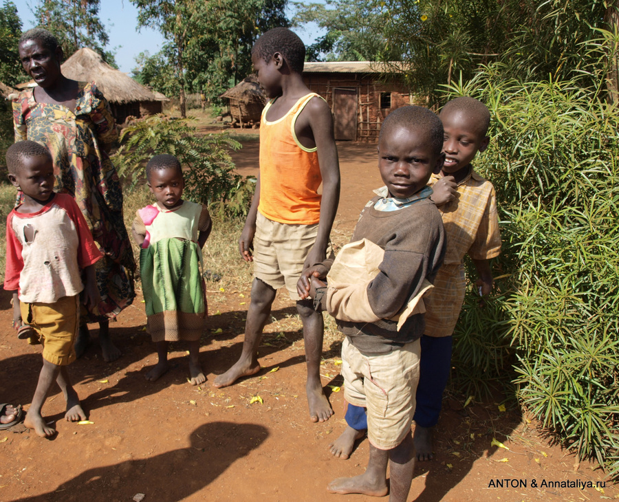 Мальчишки и девочка Мбале, Уганда