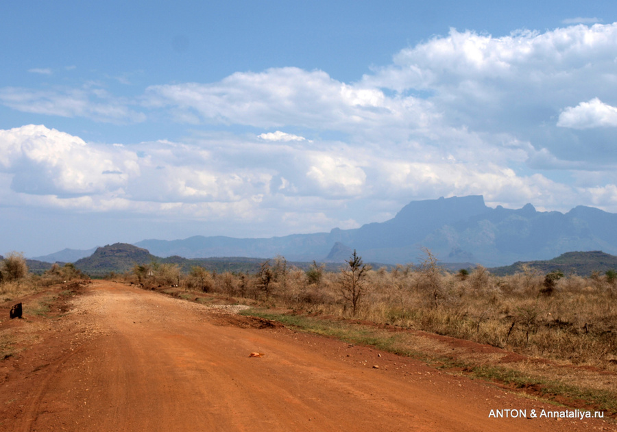 Окрестности деревни. Главное шоссе. Справа гора Эльгон Мбале, Уганда