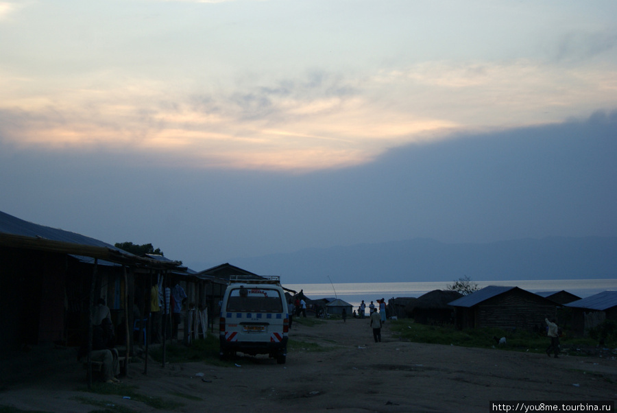 Вечер в деревне (А в глазах Африка - 41) Озеро Альберт, Уганда