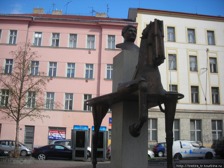 Памятник Ярославу Гашеку. Где-то в одном из этих домов появился на свет самый бравый солдат всех времен и народов. Прага, Чехия