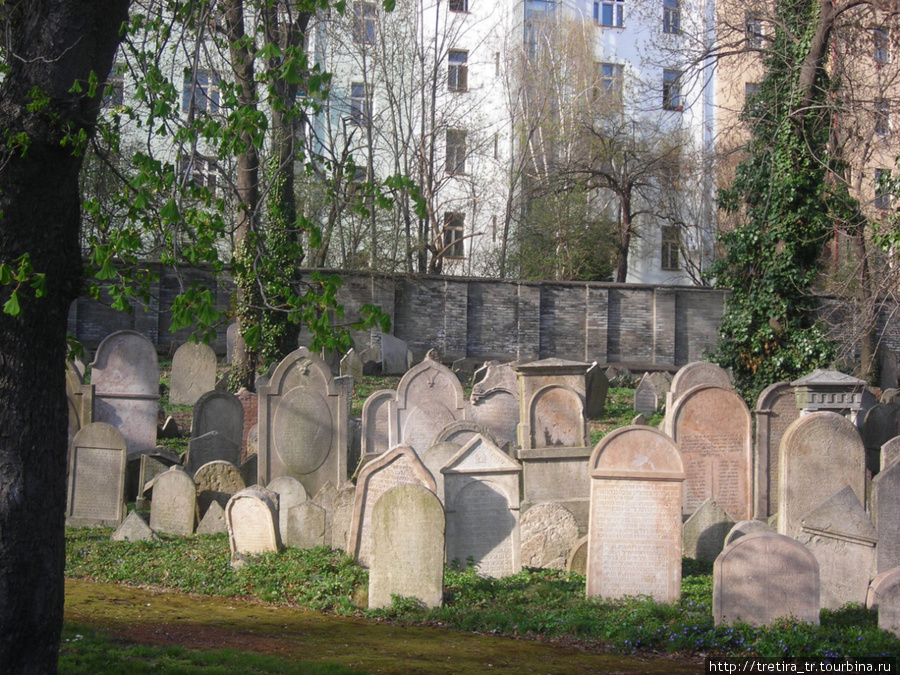 У подножия башни еврейское кладбище. Прага, Чехия