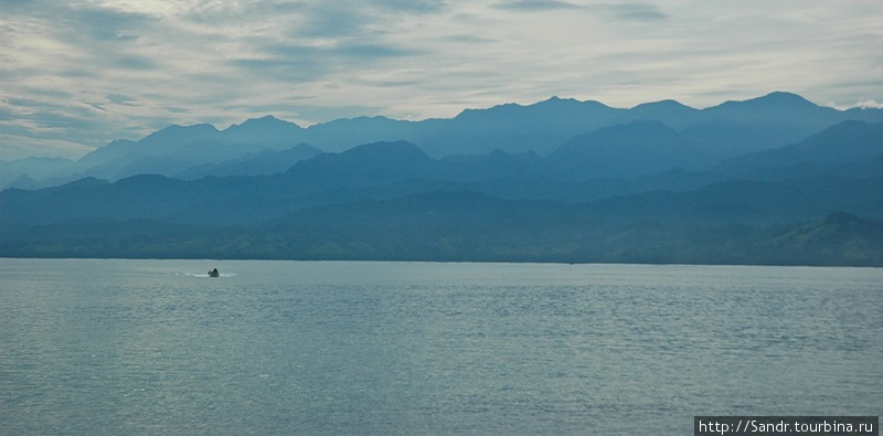 Вид на Берег Маклая, который открывается из деревни Эрима Бонгу, Папуа-Новая Гвинея