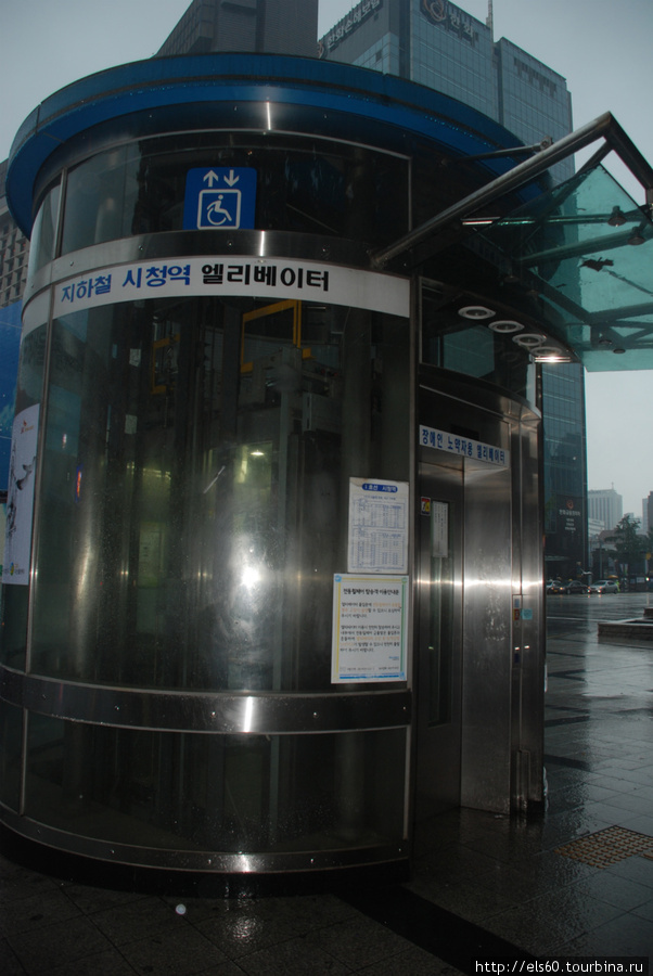 Эта штука ввела нас в ступор. Знаете что это? Это лифт в метро! Сеул, Республика Корея