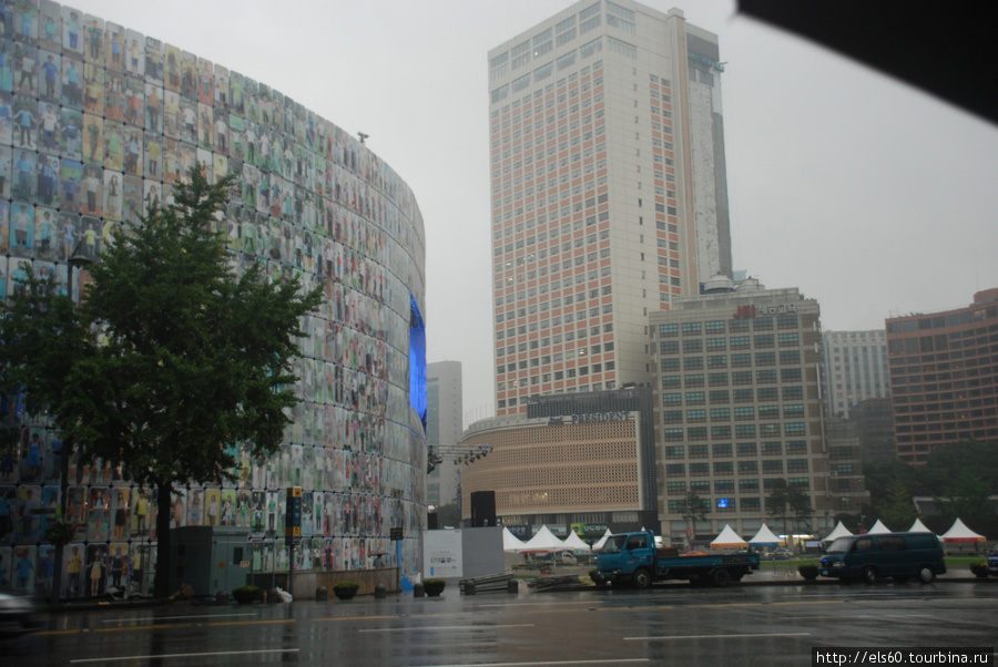 А вот это слева (если правильно все помним) веселенькое здание и есть мэрия. Сеул, Республика Корея