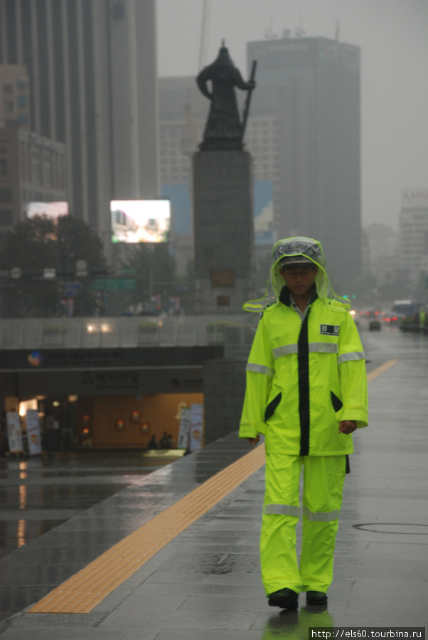 Полицейскому хорошо, костюмчик этот желтенький — непромокаемый. Сеул, Республика Корея