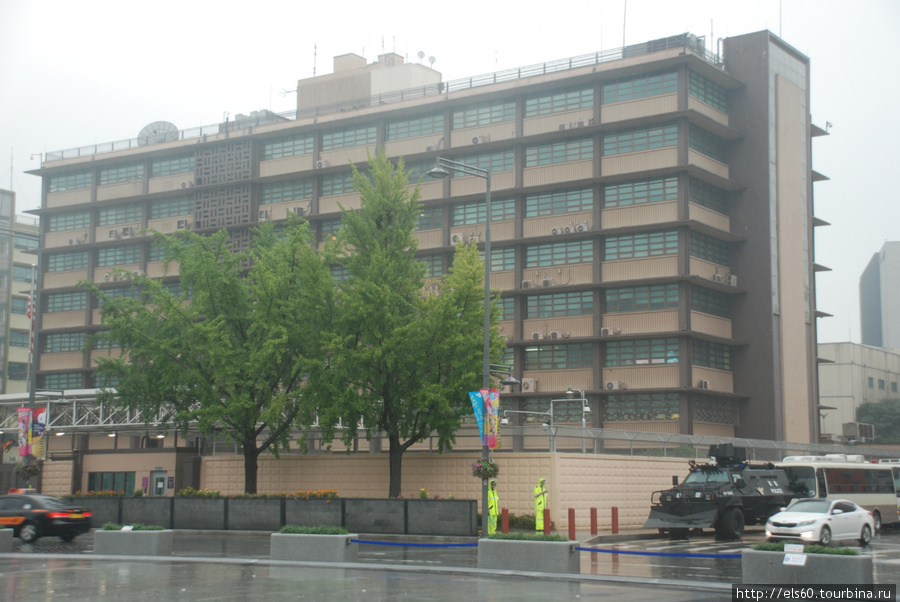 На почетном месте американское посольство. Сеул, Республика Корея