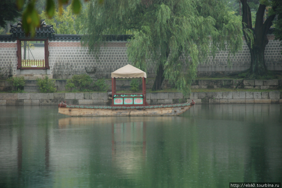 Прогулочная лодочка в королевском пруду Сеул, Республика Корея