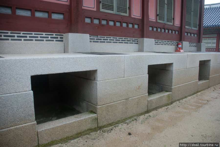 А вот эти окошки для отопления здания. В них залазили истопники и под полом разводили костры Сеул, Республика Корея