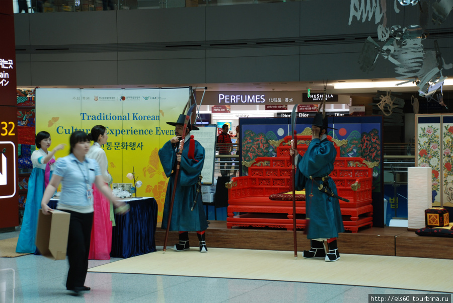 Кажется праздник называется День поминовения (или что вроде того). Корейцы посещают своих родственников и могилы предков. Сеул, Республика Корея