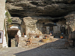 А это вход в гончарную мастерскую, расположившуюся в старых пещерах