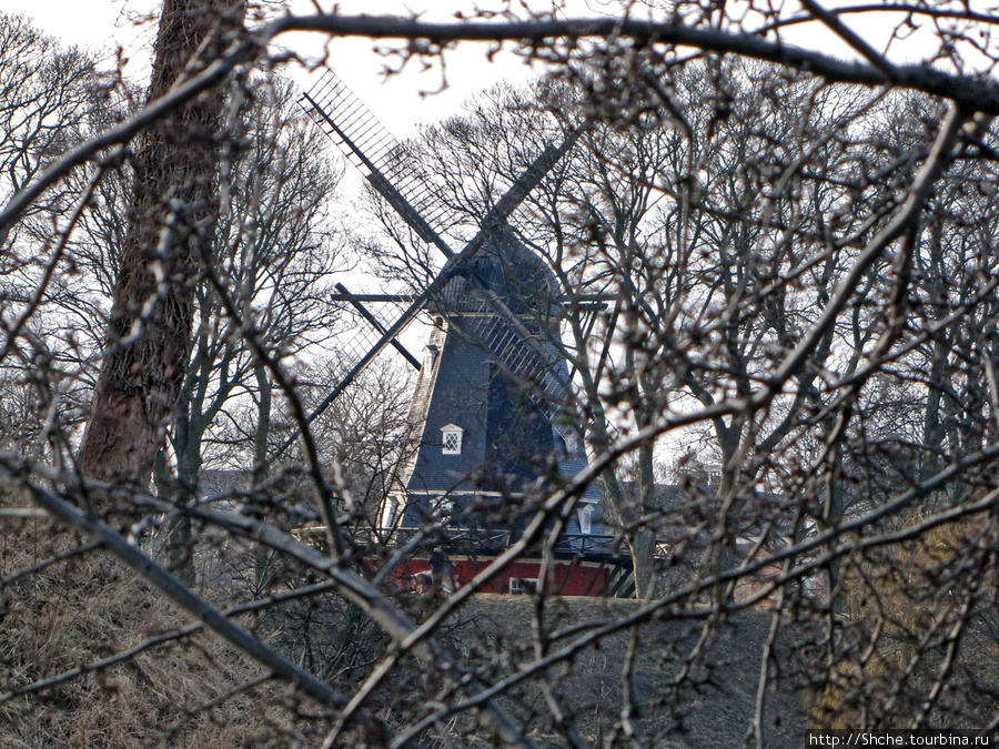 В парке историческая мельница. Есть легенда, что хлеб, пекшийся здесь, подавали к Российскому царскому двору Копенгаген, Дания