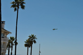 Туристические вертолеты кружат над побережьем