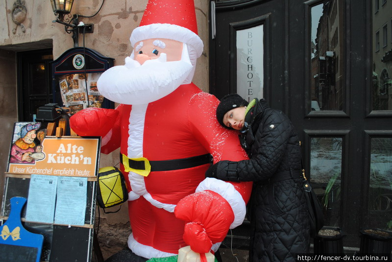 А вот Санта-Клаусов на улице почти нет. Только надувные) Нюрнберг, Германия