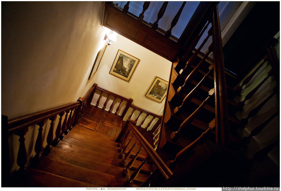 На третий этаж ведет деревянная лестница, от скрипа которой в памяти всплывают поскрипывания половиц в сталинских домах, оч приятно =) Москва, Россия