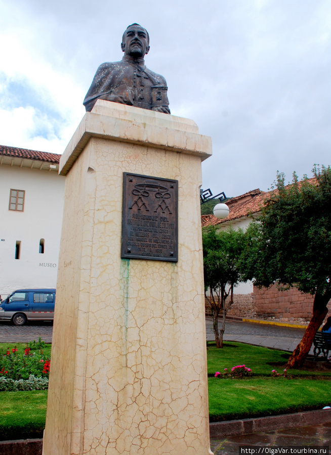 Памятник епископу Куско сеньору дон Мануэль де Молинедо Куско, Перу