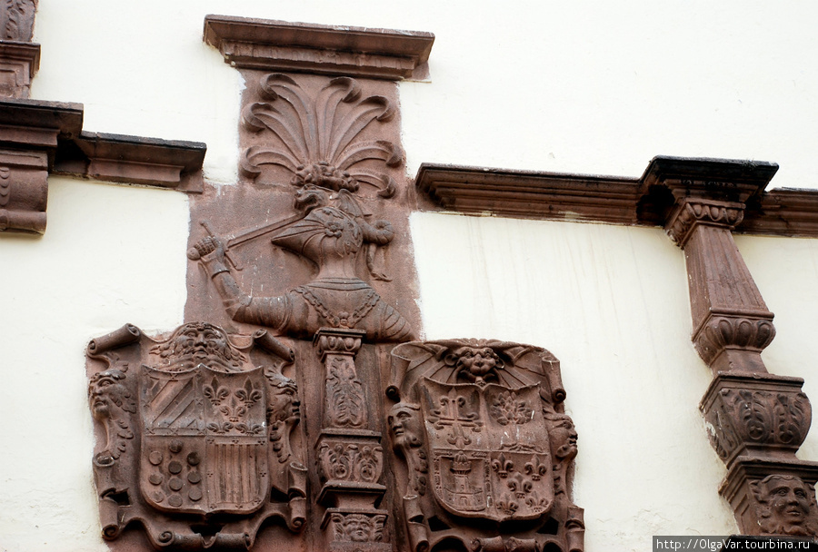 На одном из зданий деревянное панно Куско, Перу