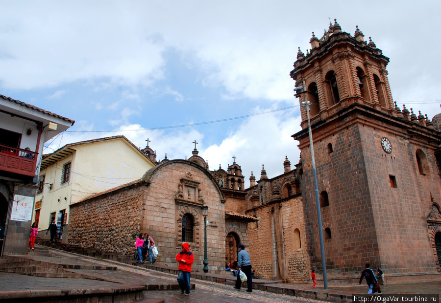 Кафедральный Собор. Подъем на улицу  Cordova del Tucuman к музею инков Куско, Перу