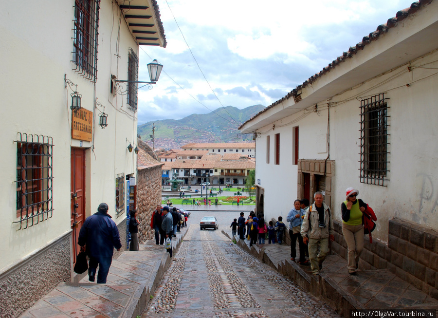 Вид с улицы  Cordova del Tucuman на площадь Plaza de Armas Куско, Перу