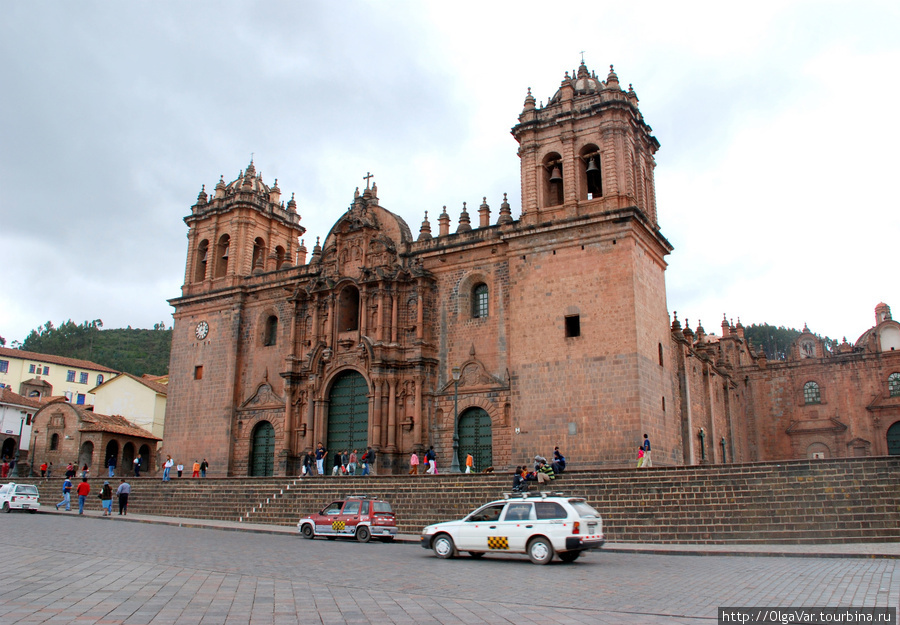 Кафедральный собор на площади Plaza de Armas с колоколом Мария Ангола, считающимся одним из крупнейших в Америке Куско, Перу
