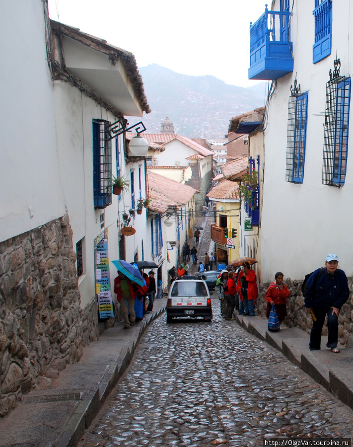 Куско окружен горами и находится  в чаше, но зачастую улочки начинают уходить в гору Куско, Перу