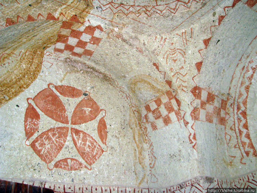 Входы церквей обозначенны крестами Гёреме, Турция