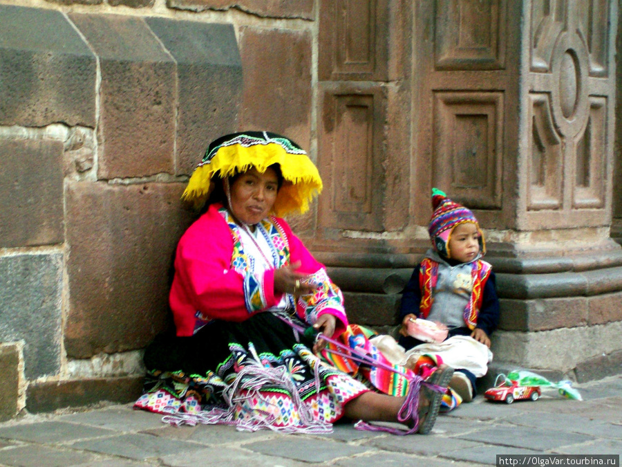 Перуанка в национальном головном уборе, напоминающем абажур Куско, Перу